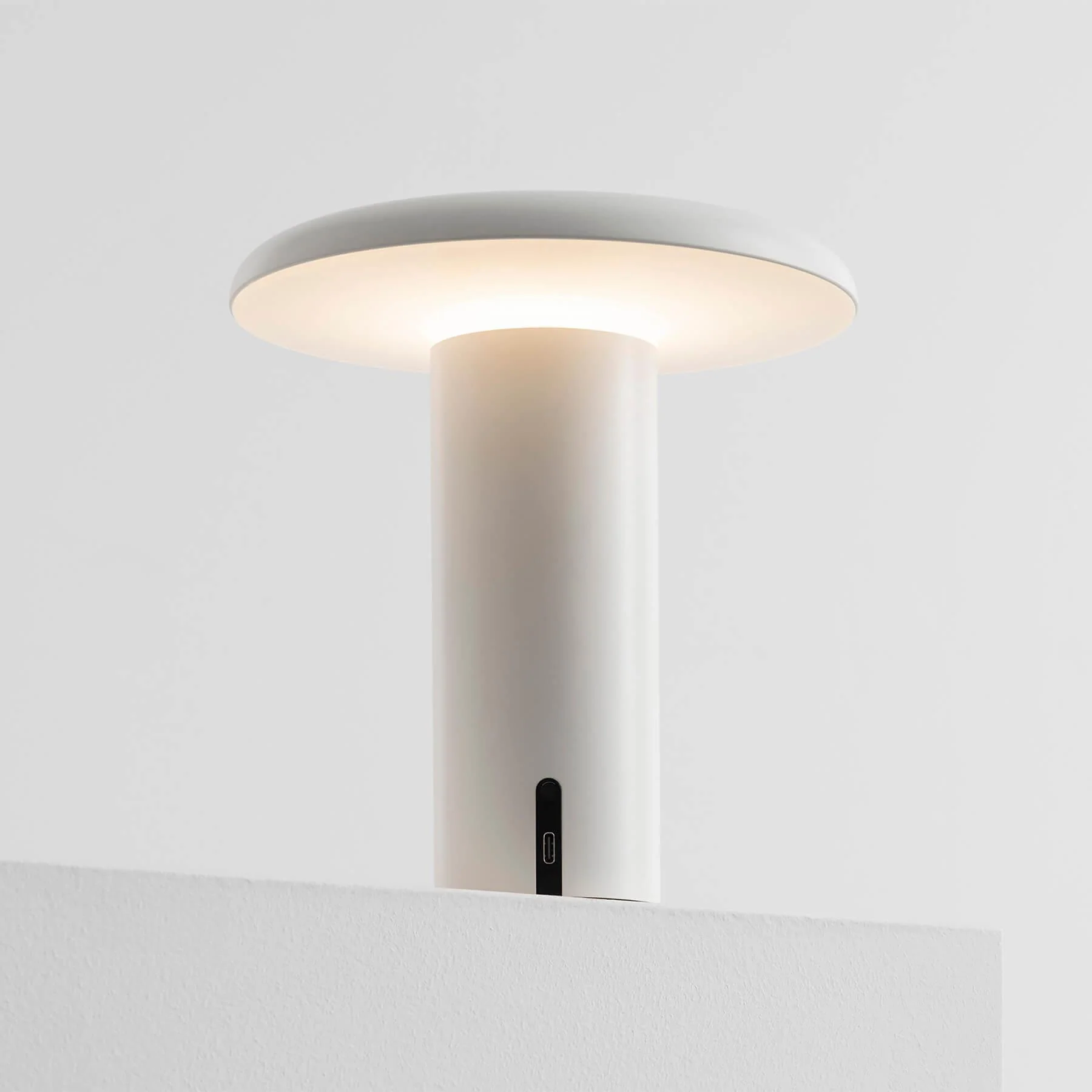 Artemide Takku Portable Rechargeable Lamp - Image 11
