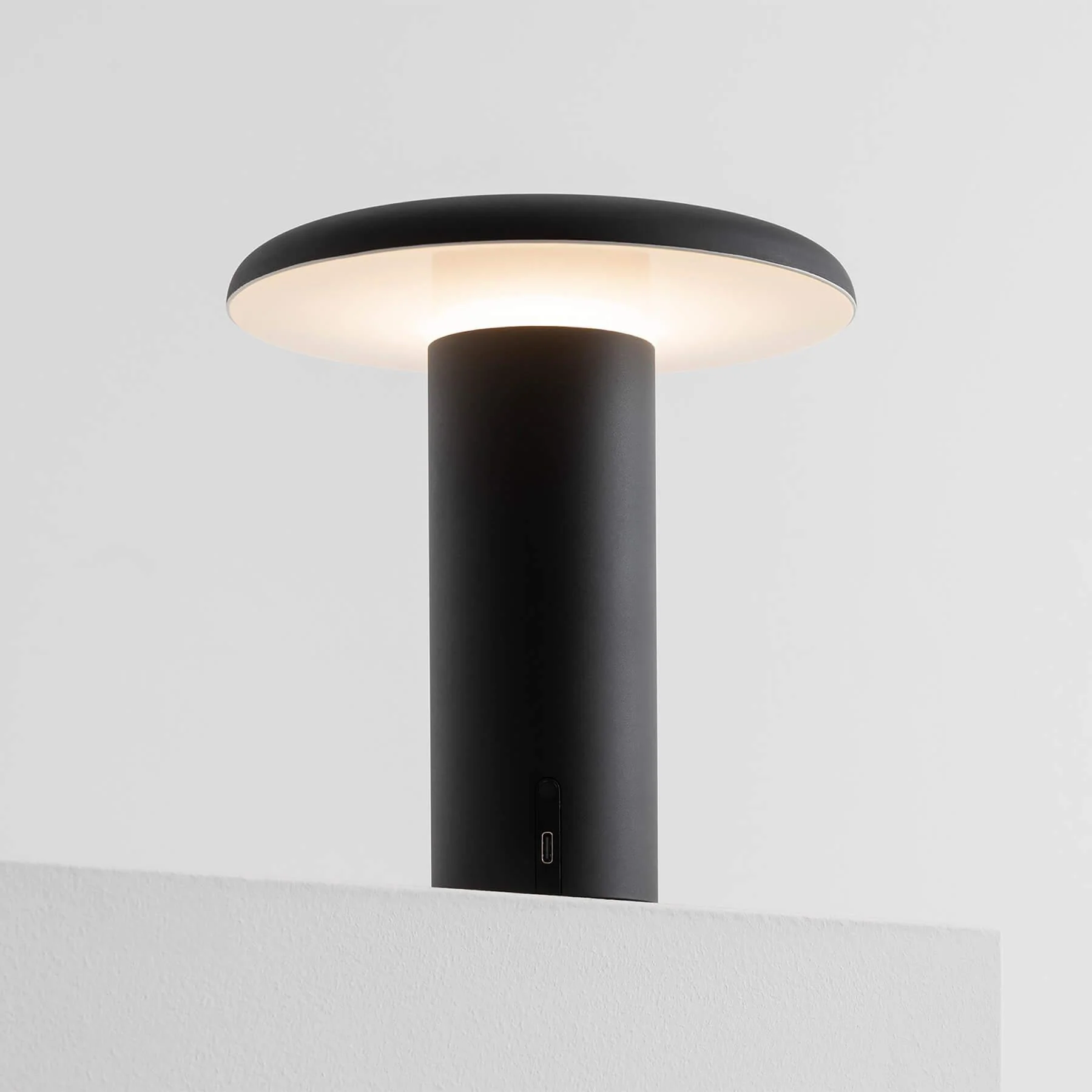 Artemide Takku Portable Rechargeable Lamp - Image 8