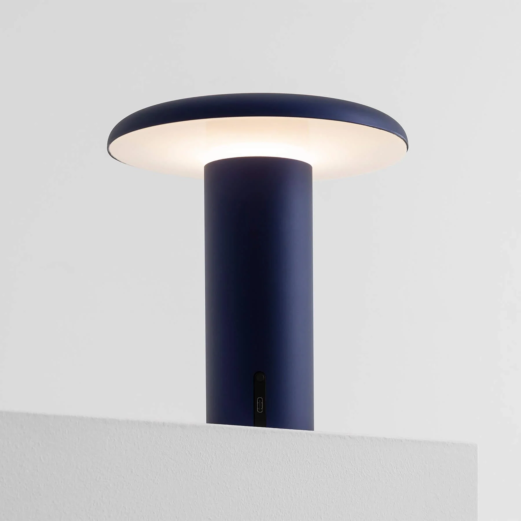 Artemide Takku Portable Rechargeable Lamp - Image 9