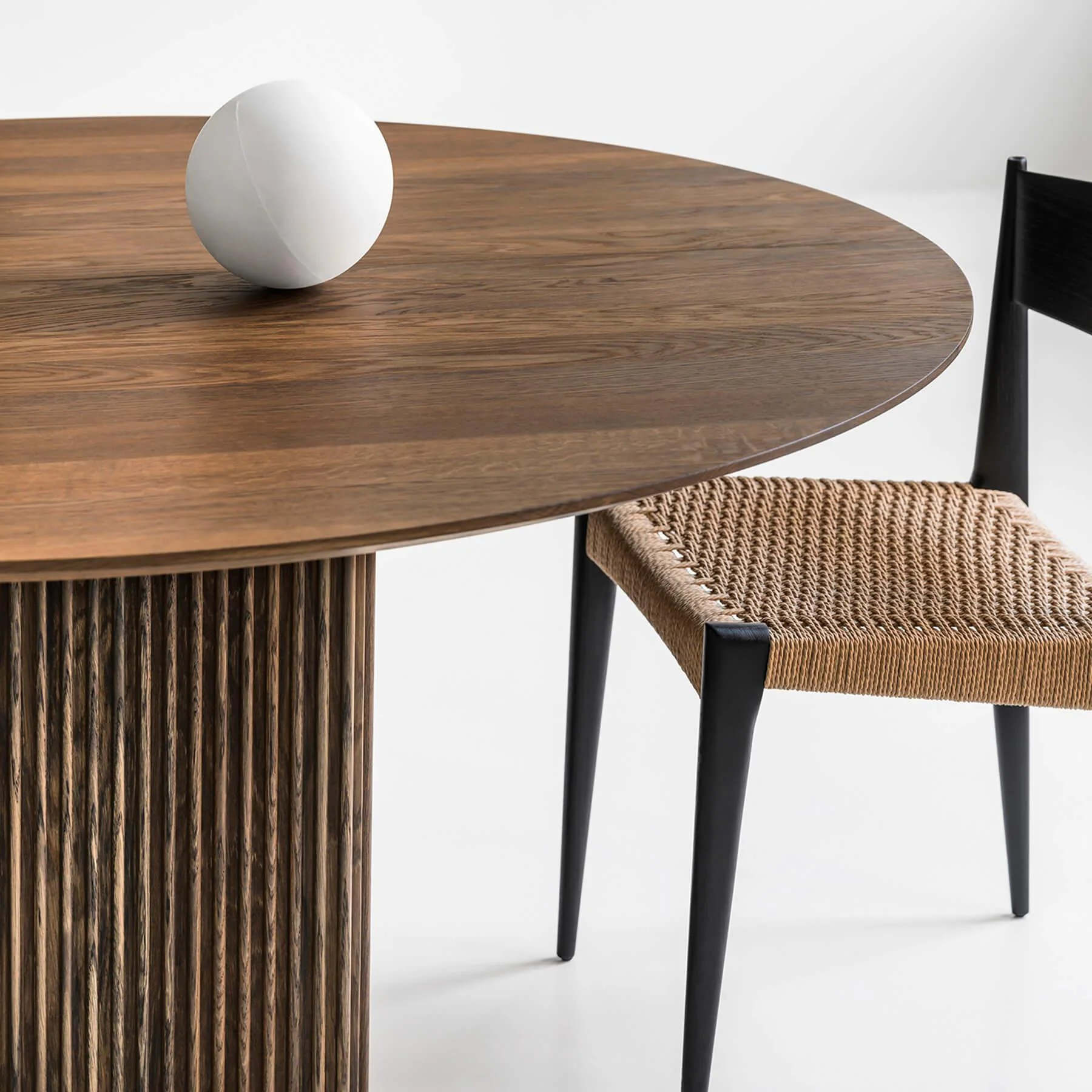 DK3 Ten Round Dining Table - Image 3
