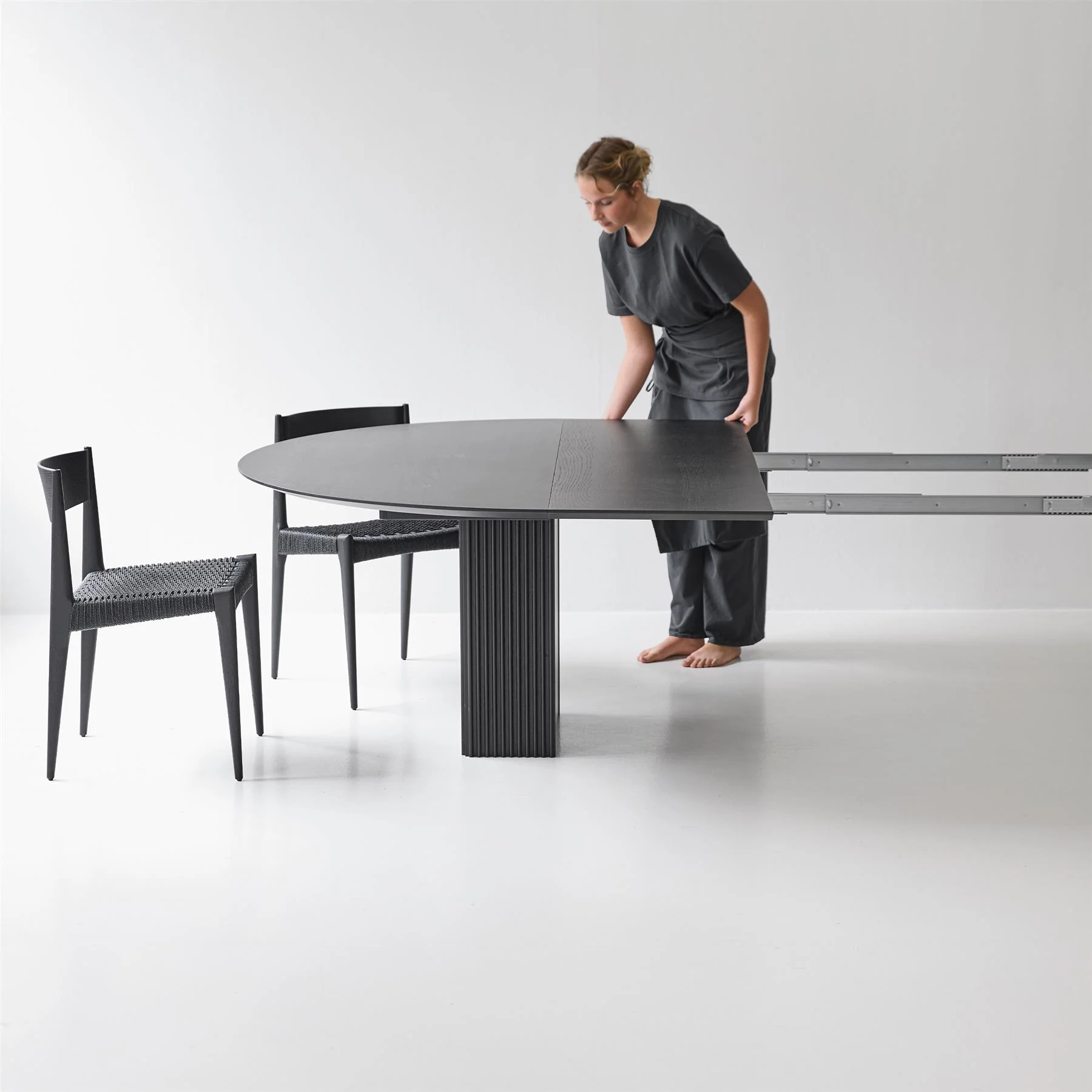 DK3 Ten Round Extendable Dining Table, 72cm Height - Image 5
