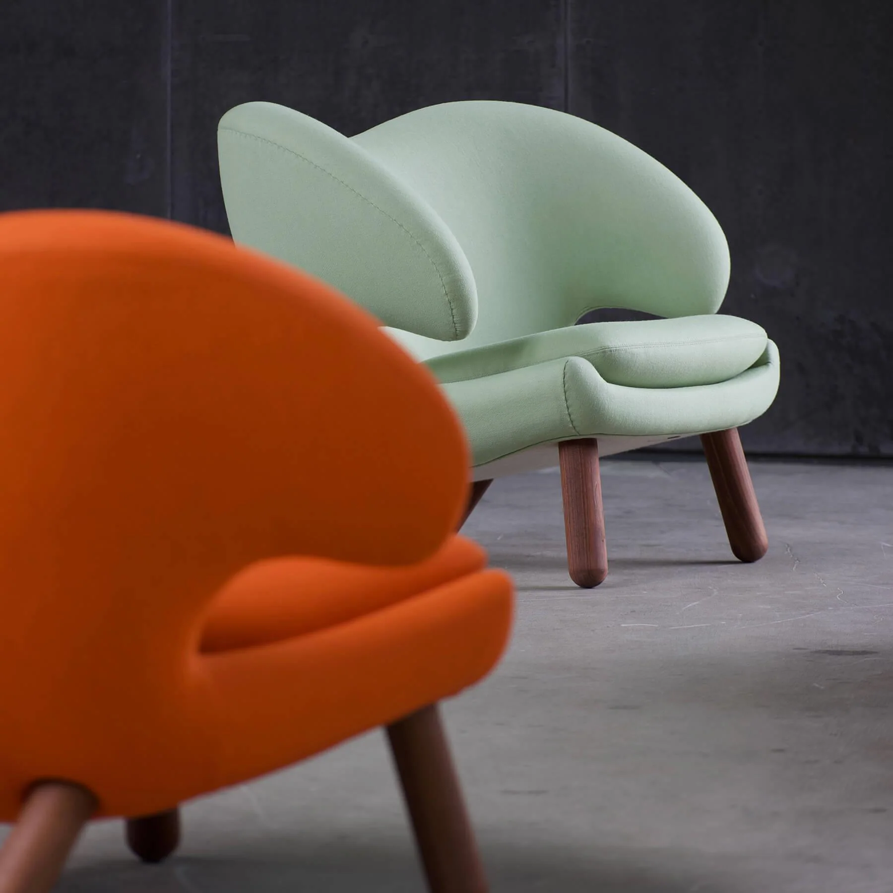 Finn Juhl The Pelican Chair in Dark Oiled Oak - Image 5