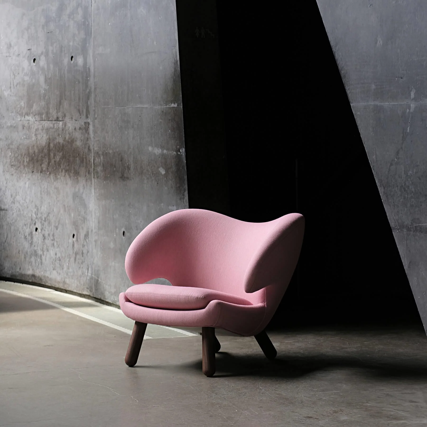 Finn Juhl The Pelican Chair in Walnut - Image 3