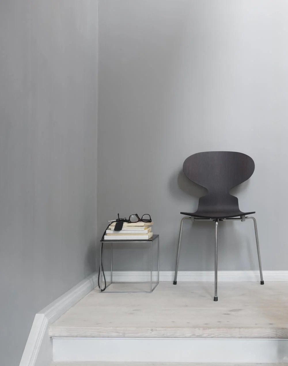 Fritz Hansen Ant Chair - 3 Legs - Image 2