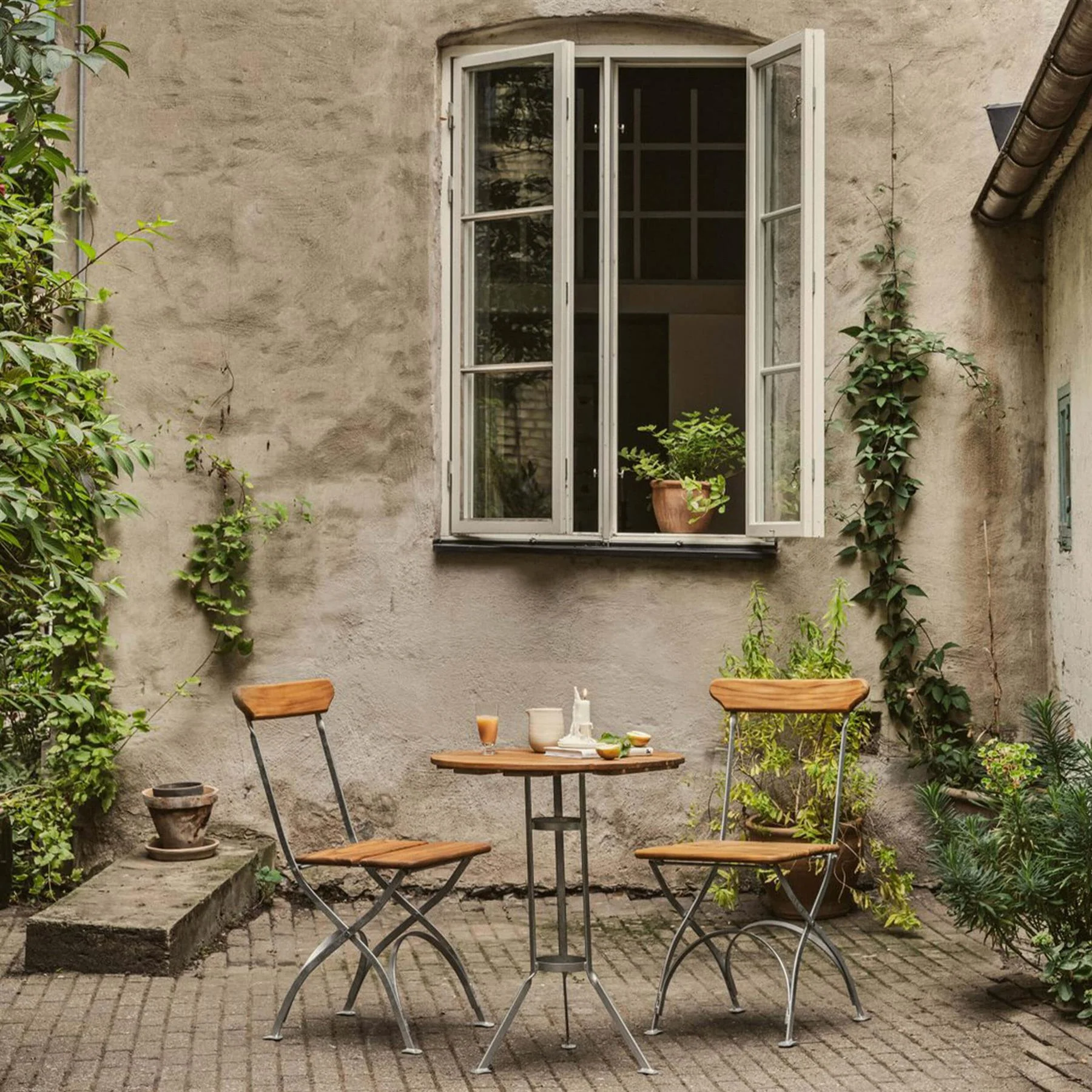 Grythyttan Stalmobler Outdoor Round Brewery Tripod Table - Image 3