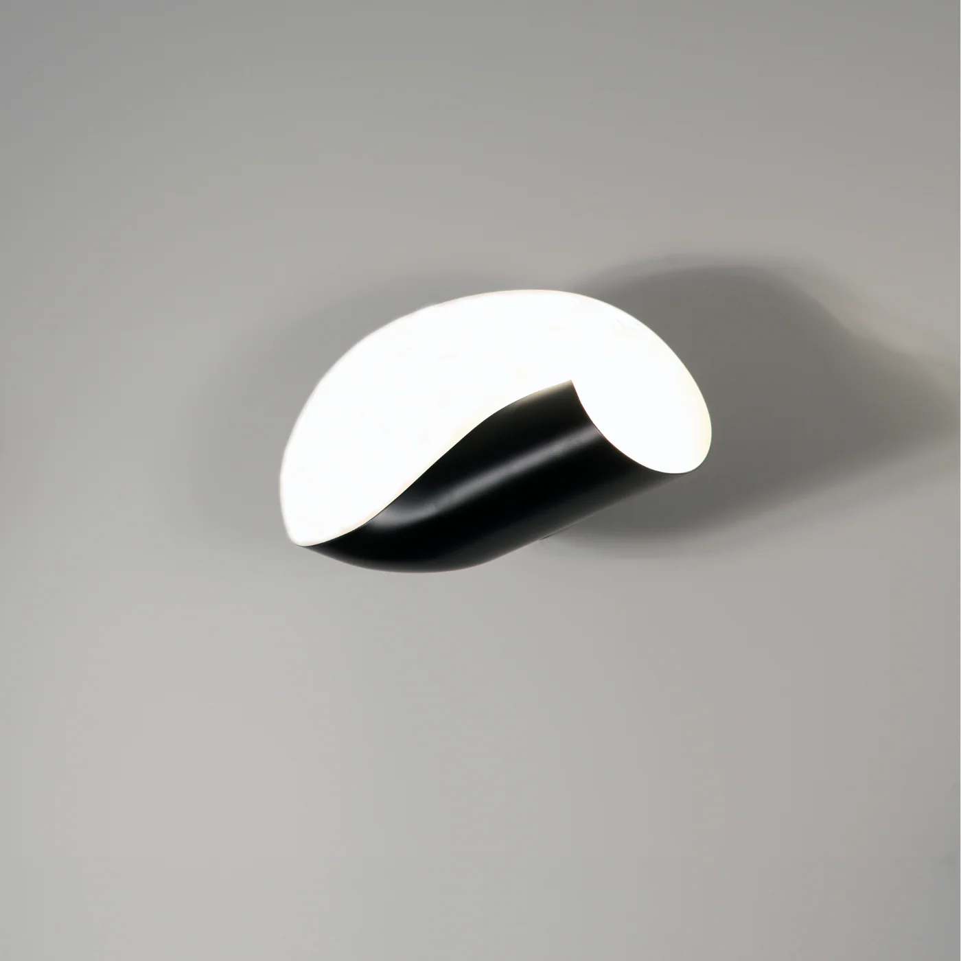 Serge Mouille Petite Applique Conche Wall Lamp - Image 3