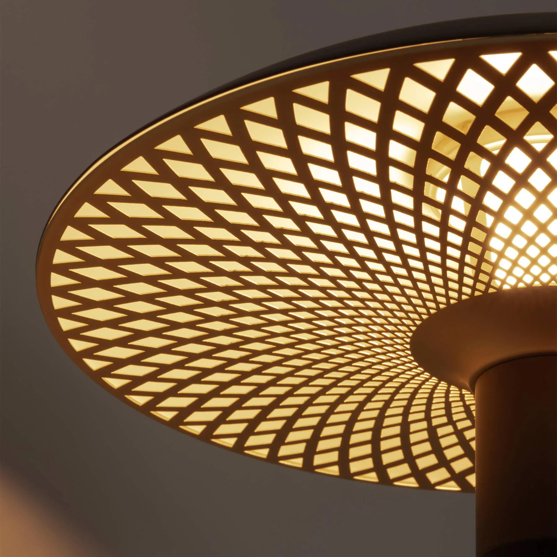 Umage Manta Ray Table Lamp - Image 2